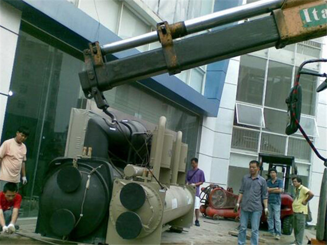 和田随车吊和汽车吊的核心区别是什么？哪种更省钱？